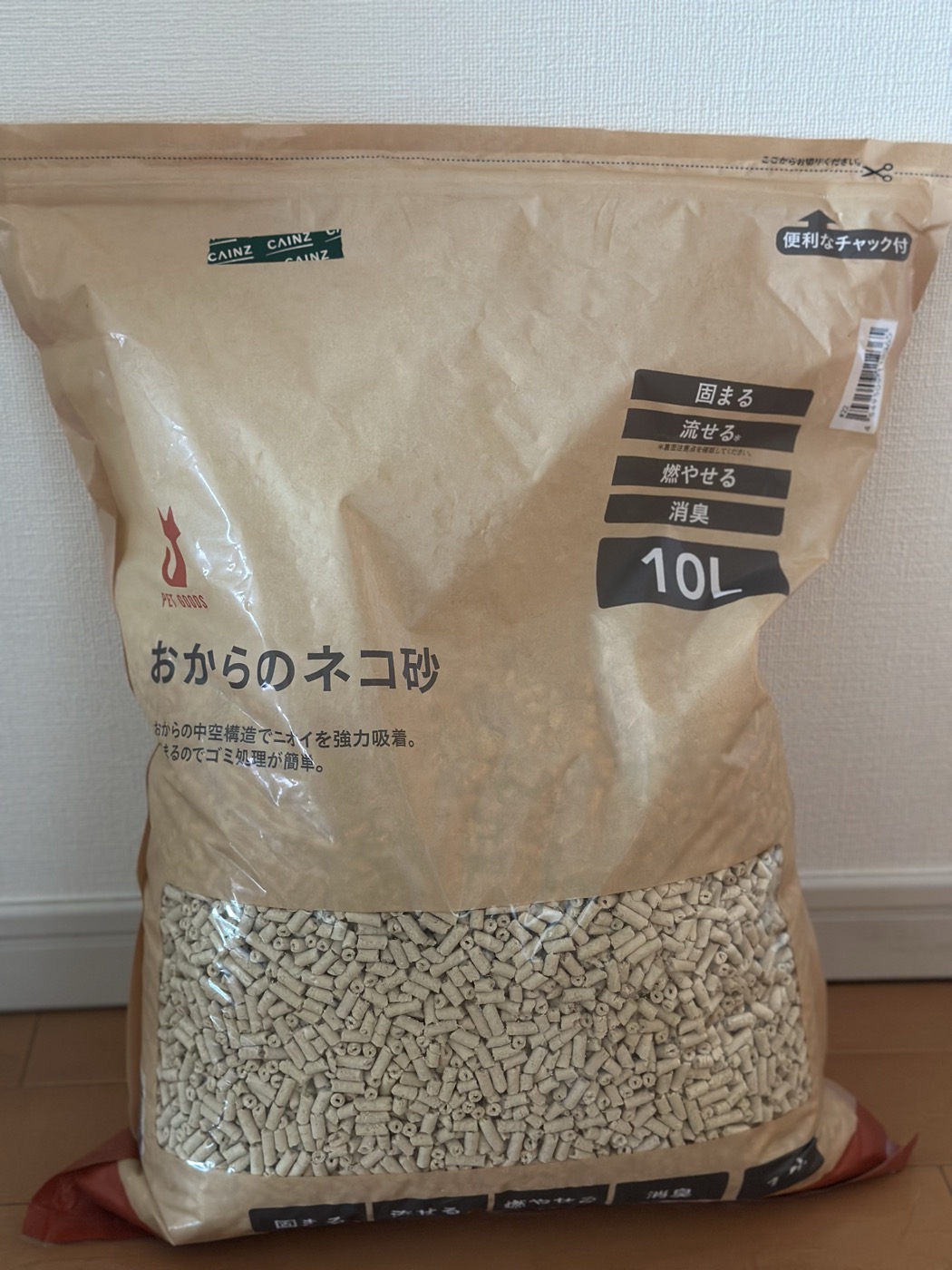 カインズ Pet'sOne おからのネコ砂 10Lのパッケージ。中身の薄いベージュ色の粒が窓から見えている