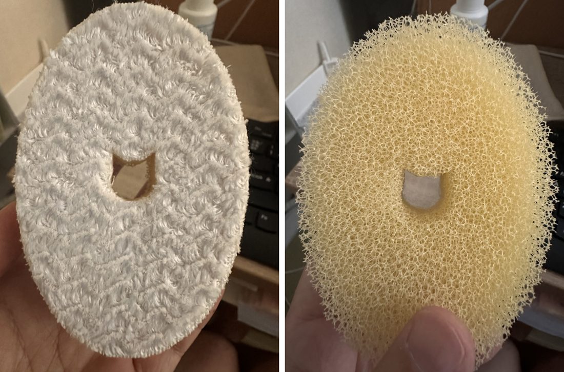 猫壱の食器用スポンジの両面。マイクロファイバー面とスポンジ面、中央に猫の顔型の穴