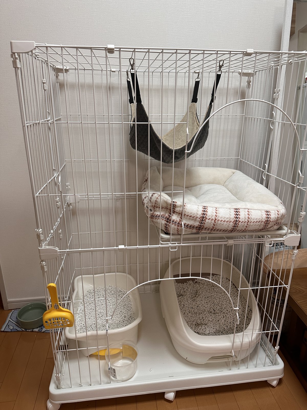 アイリスオーヤマ PEC-902 2段ペットケージの全体。上段にハンモックとベッド、下段に猫トイレを2つ設置