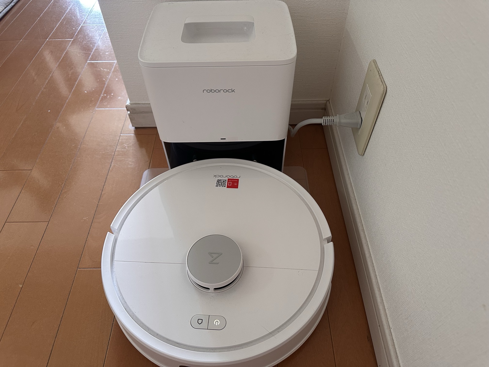 白いRoborock Q7B+本体と自動ゴミ収集ドック